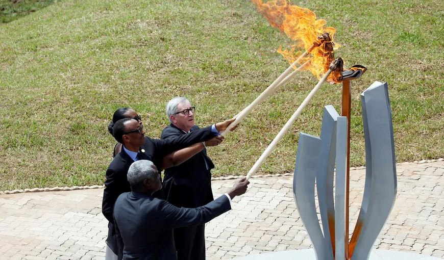 Jean-Claude Juncker, încă o gafă antologică. Era să-i dea foc soţiei preşedintelui Rwandei VIDEO
