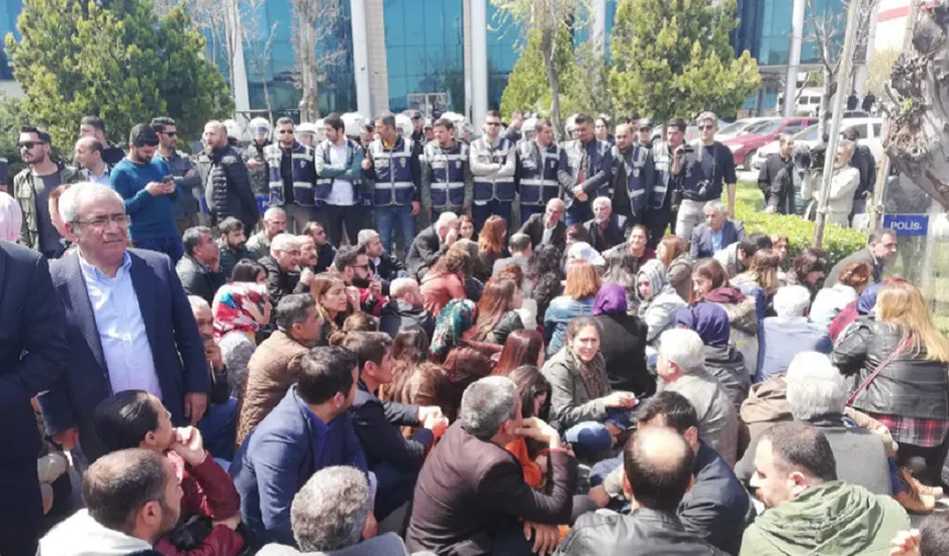 Manifestaţii în Turcia după anularea alegerilor unor pro kurzi