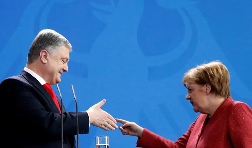 Moment jenant la întâlnirea dintre Angela Merkel şi Petro Poroşenko. Cancelarul a refuzat să dea mâna cu preşedintele Ucrainei VIDEO