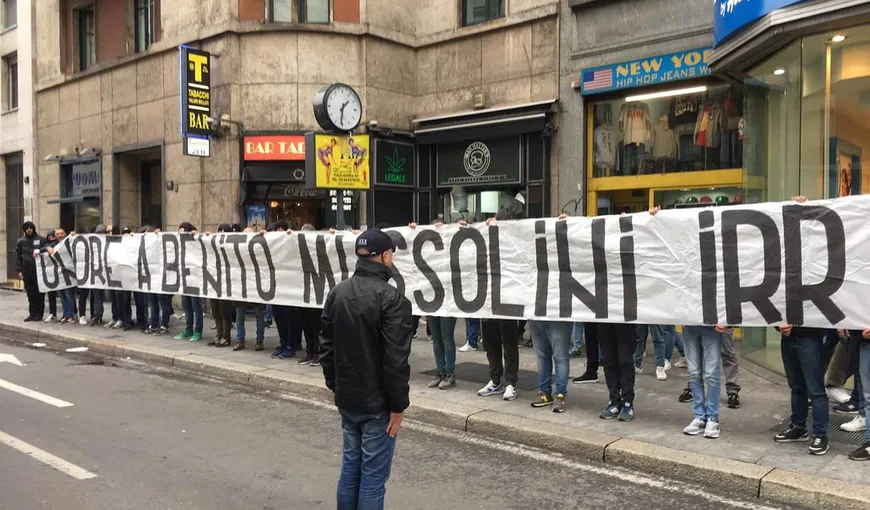 Fanii lui Lazio, scandări şi saluturi fasciste, la Milano. Au desfăşurat pe stradă un imens banner pro-Mussolini FOTO