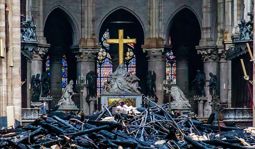 Incendiul de la Notre-Dame: unii angajaţi regretă că nu au respectat interdicţia de a fuma pe şantier