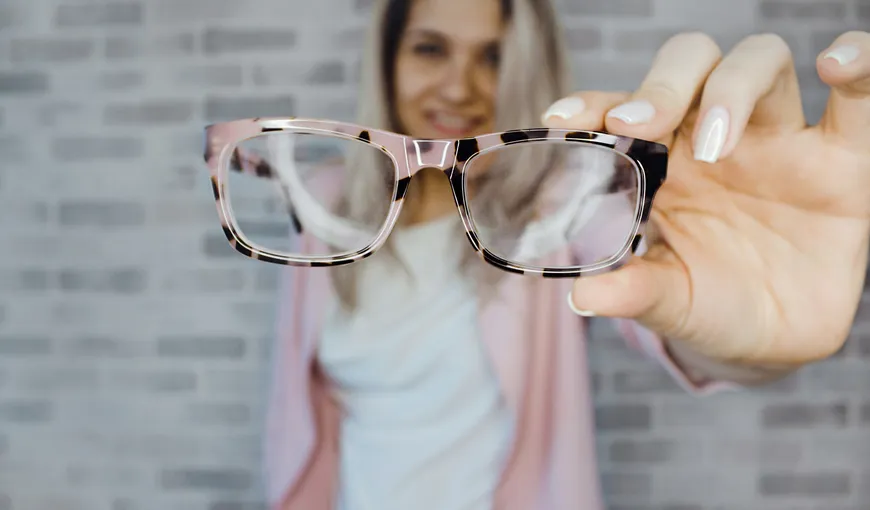 STUDIU: Persoanele care poartă ochelari se pot infecta mai greu cu COVID-19