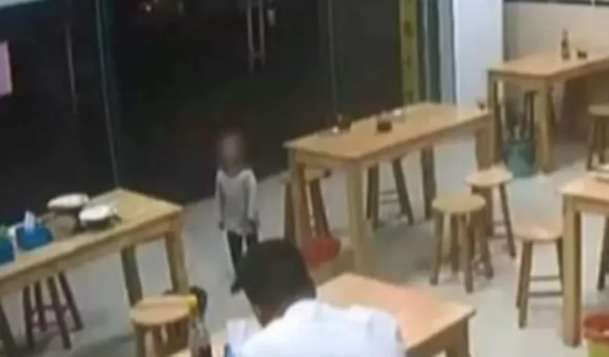 Caz scandalos: Un tată şi-a lăsat fiica garanţie la restaurant pentru că nu avea bani să plătească VIDEO