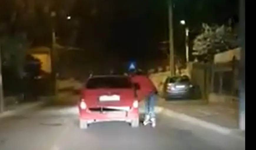 Scandalos! Tânăr filmat în timp ce mergea pe role ţinându-se de o maşină. Poliţia este pe urmele lui – VIDEO