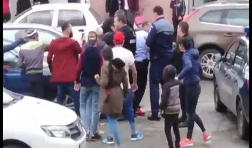 Bătaie ca în filme pe străzile din Tulcea: poliţişti şi jandarmi atacaţi cu pietre după un accident