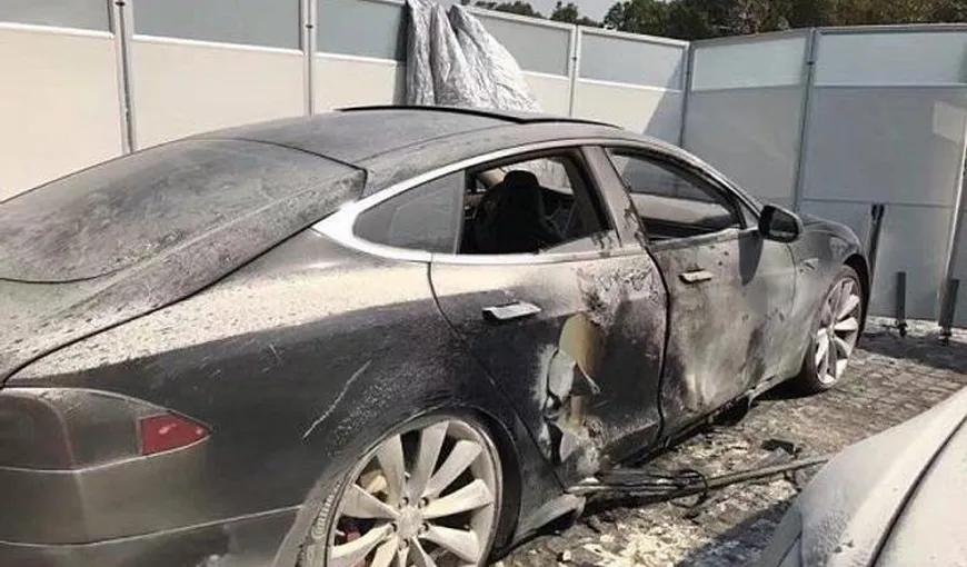 O Tesla Model S a luat foc spontan într-o parcare, la Shanghai. Momentul a fost surprins de camere VIDEO
