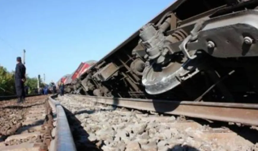 Tren cu 34 de vagoane deraiat şi locomotivă în flăcări, în Constanţa