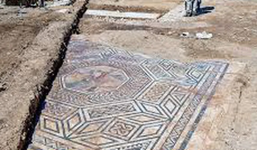 O turistă britanică a încercat să fure bucăţi dintr-un mozaic, din Casa dell’Ancora din Pompeii