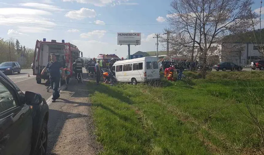 Plan ROŞU de intervenţie. Un microbuz de transport persoane s-a răsturnat în Cluj. Un elicopter SMURD a intervenit