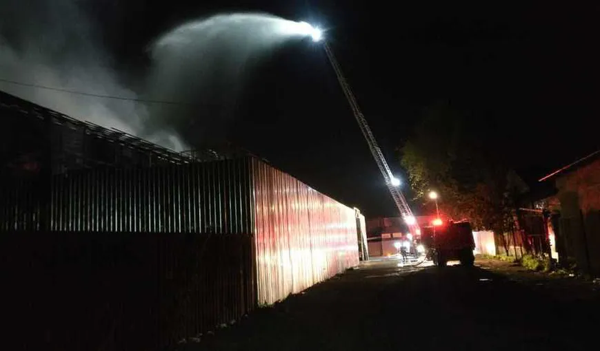 Incendiu din Tulcea a fost stins după 10 ore. Peste 70 de pompieri au participat la acţiune
