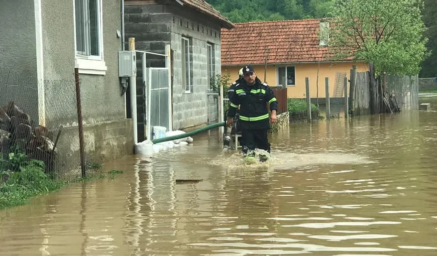 COD ROŞU de inundaţii: Pompierii au intervenit în 11 localităţi din judeţele Caraş-Severin şi Timiş