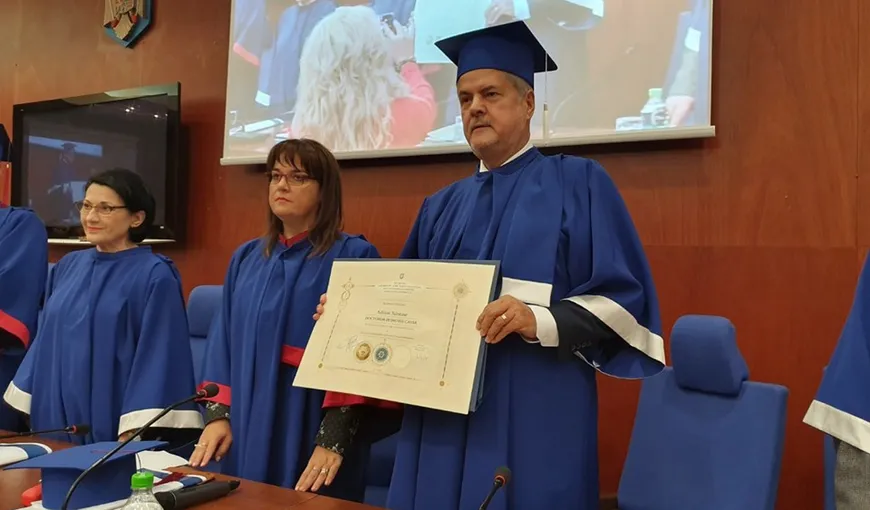 Adrian Năstase a primit titlul Doctor Honoris Causa la Universitatea Aurel Vlaicu din Arad. Ecaterina Andronescu a ţinut un laudatio