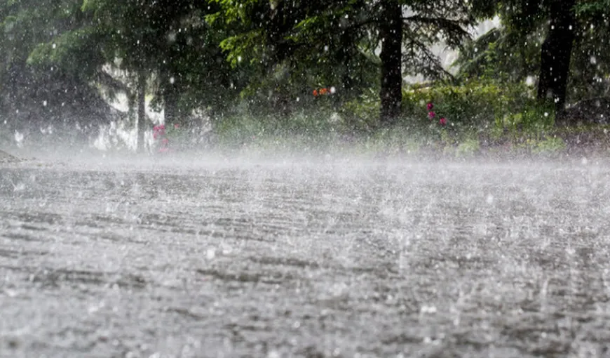 PROGNOZA METEO. Ploi torenţiale şi vijelii în weekend în mare parte din ţară. Riscul de inundaţii se menţine ridicat