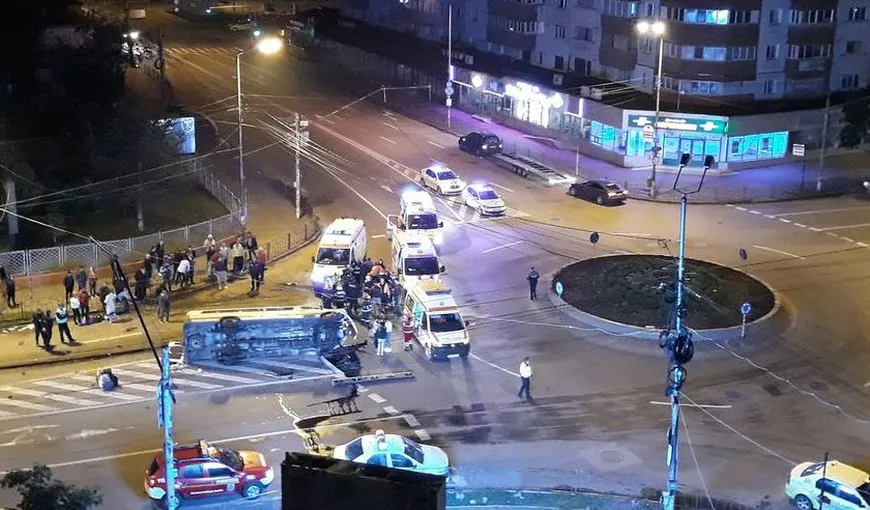 Microbuz plin cu călători, răsturnat în Bacău după ce s-a ciocnit cu o maşină. 16 persoane sunt rănite