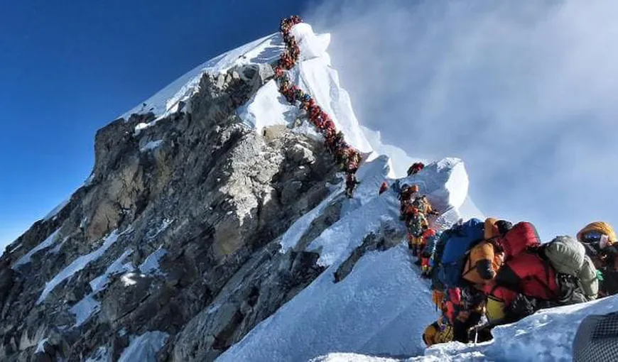 Doi alpinişti au murit din cauza aglomeraţiei pe muntele Everest