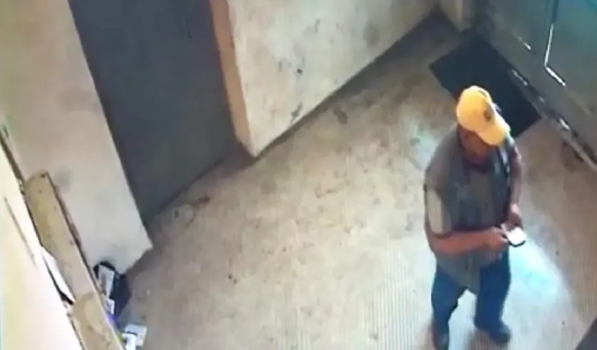 Bărbatul care a atacat o fată într-o scară de bloc din Bacău, filmat de camerele de supraveghere