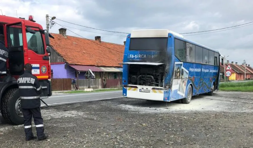 Un autocar a luat foc pe Valea Oltului, aproape de Tălmaciu FOTO