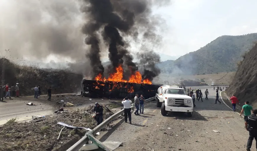 Autobuz cu pelerini, implicat într-un tragic accident. 21 de oameni au murit mistuiţi de flăcări VIDEO