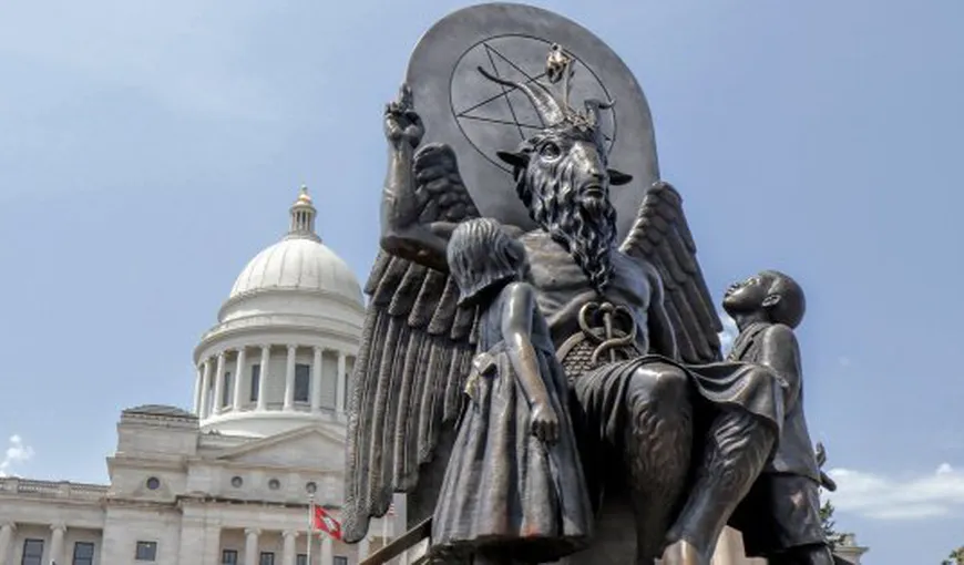 Templul Satanic, recunoscut oficial ca Biserică. Credincioşii se roagă lui Lucifer şi recită „Ave Satan”