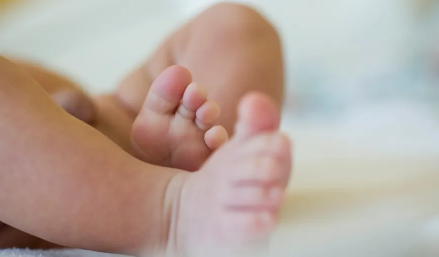 Copilul de opt luni sugrumat de mama sa a murit