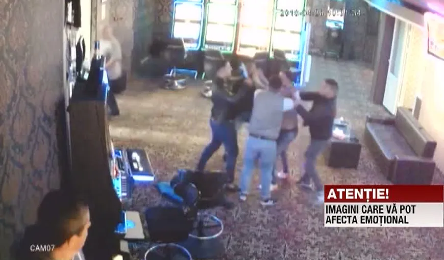 Atac sângeros filmat în cazinou. În imagini apare şi un copil VIDEO