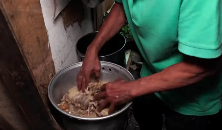 GROAZNIC. Carne culeasă de la groapa de gunoi, regătită şi vândută VIDEO