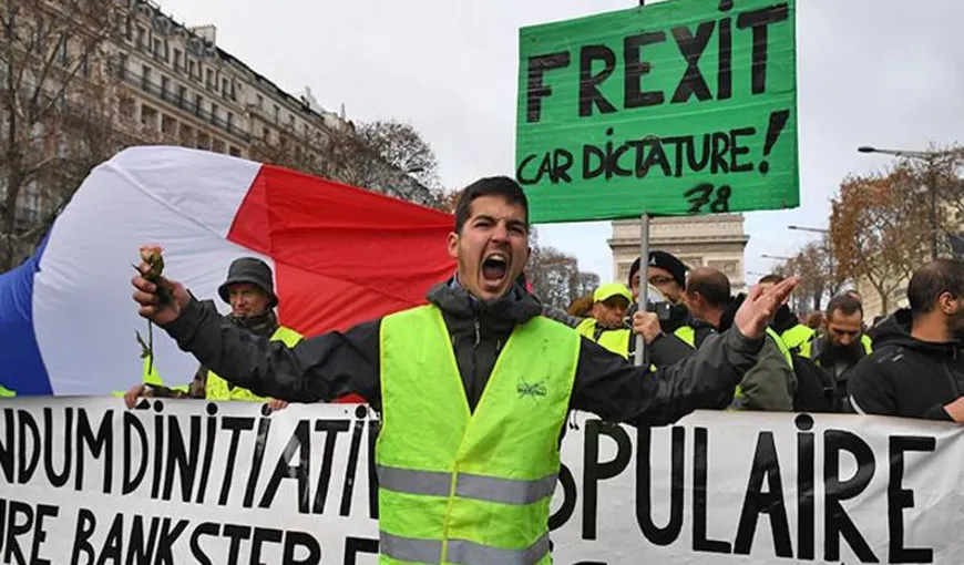Susţinătorii unui eventual „Frexit” denunţă „tirania” şi cer destituirea şefului statului