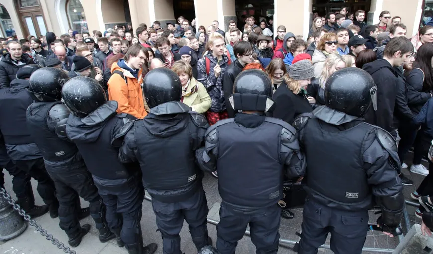 Peste 100 de arestări în cursul unor manifestaţii anti-Putin, în Rusia