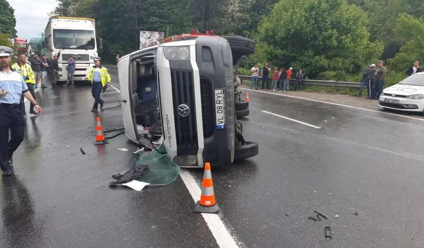 Accident CUMPLIT în Vâlcea. Un microbuz cu 12 călători s-a răsturnat pe DN 7. A fost activat planul roşu UPDATE