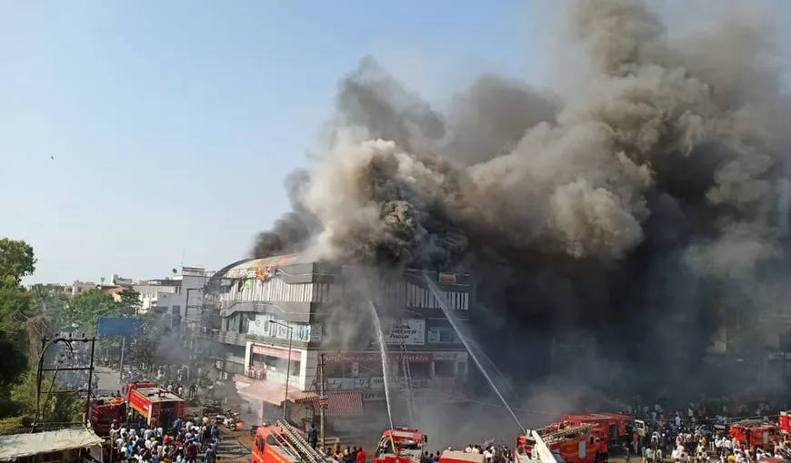 Incendiu violent într-un centru comercial. Sunt cel puţin 20 de morţi, mulţi oameni au sărit de pe acoperiş VIDEO