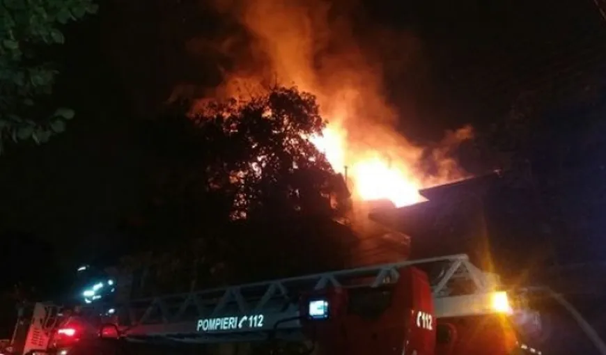Incendiu puternic la acoperişurile a două imobile din Voluntari. O persoană expusă la fum a fost transportată la spital VIDEO