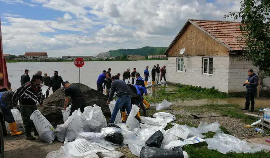 Familii evacuate la Sânpaul după ruperea unui dig de pe râul Mureş