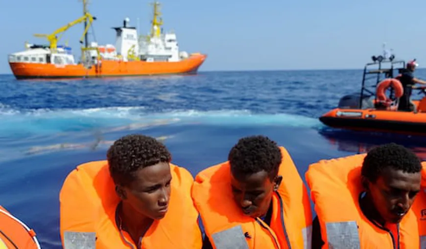 Zeci de migranţi au fost salvaţi dintr-o barcă de lemn în largul Maltei