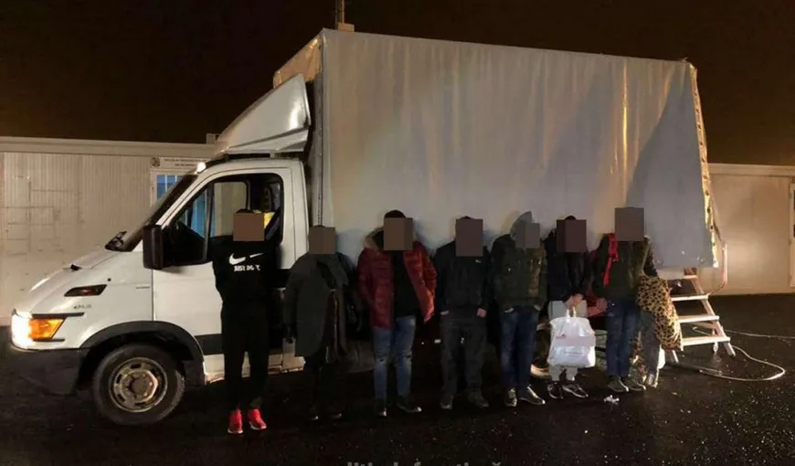 Migranţi din Irak şi Siria, descoperiţi când încercau să iasă dintr-o camionetă
