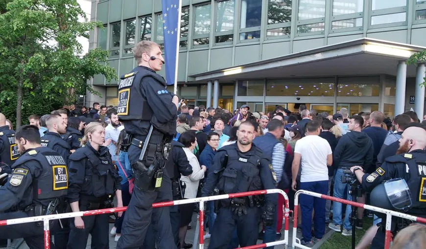 Poliţia din Munchen a construit un perimetru în jurul votanţilor care stau la coadă, ca să poată vota