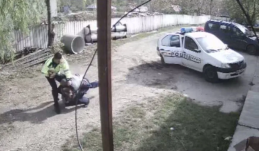 Imagini scandaloase, poliţia a bătut un bărbat până l-a băgat în spital. Totul a fost filmat VIDEO