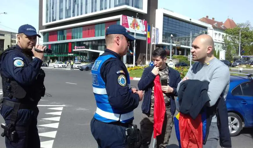 Protestatari opriţi de jandarmi să ajungă în Piaţa Mare din Sibiu, locul Summitului UE