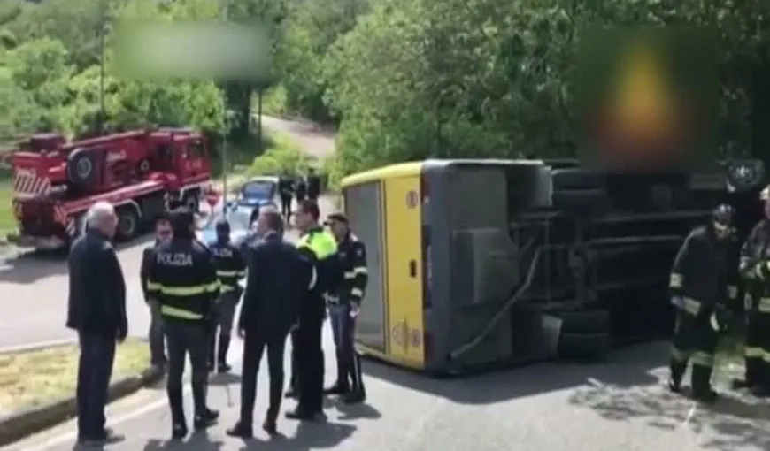 Un şofer român s-a răsturnat cu microbuzul şcolar în Italia