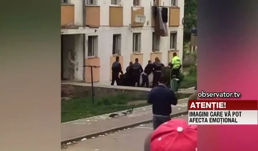 Patru poliţişti şi un jandarm, bătuţi în timpul unei intervenţii. Cei trei agresori au fost arestaţi VIDEO