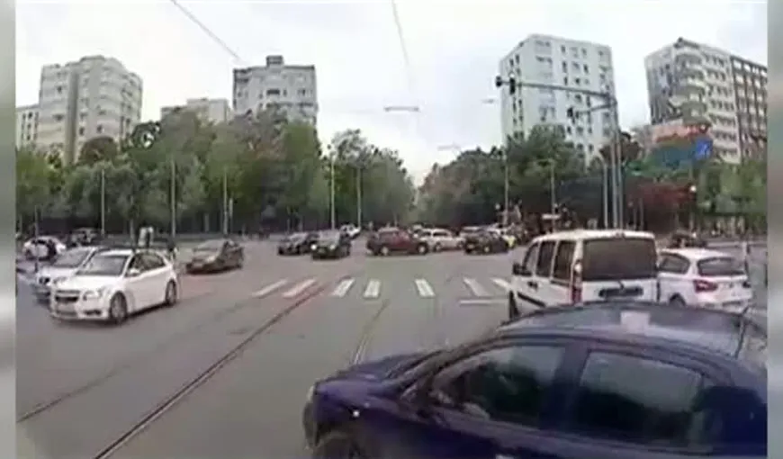 Accident între un tramvai şi o maşină în Bucureşti