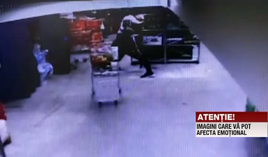 Paznic bătut de un bărbat prins la furat într-un magazin. Hoţul a crezut că l-a omorât şi s-a apucat să-l resusciteze