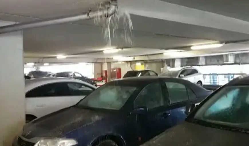 Dezastru în parcarea de la subsolul Aeroportului Otopeni! Şoferii s-au trezit cu maşinile pline de apă şi pietriş VIDEO