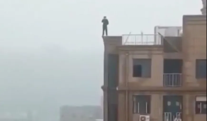 Imagini înfiorătoare. Un bărbat s-a urcat pe o clădire să îşi facă un selfie şi a căzut în gol. Totul a fost surprins de o cameră