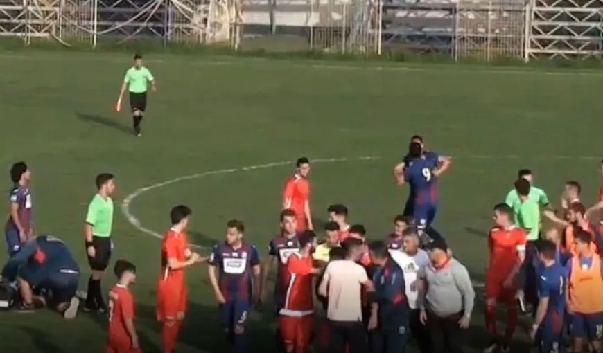 SCENE ŞOCANTE la meciul STELEI din Liga 4. Un fotbalist a fost făcut KO, Lăcătuş a intrat pe teren, iar partida a fost suspendată!