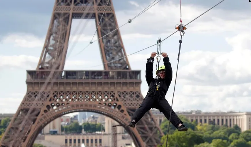 Zbor cu tiroliana de pe Turnul Eiffel, la 90 km pe oră. Provocare maximă pentru turişti la Paris, zilele acestea VIDEO