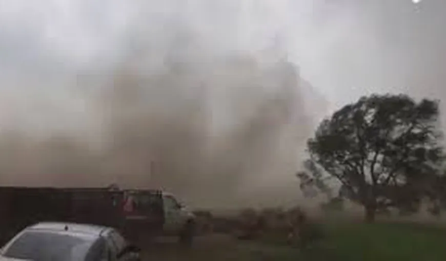 Bărbat prins în interiorul unei tornade. Imagini apocaliptice cu furia naturii VIDEO