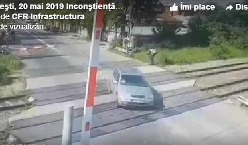 INCONŞTIENŢĂ la volan. Un şofer traversează în viteză calea ferată printre barierele coborâte VIDEO