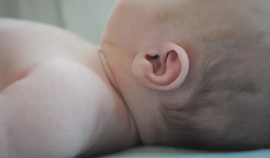Infecţiile urechii la bebeluşi. Cum îţi dai seama că are infecţie la urechi. Când trebuie să mergi la medic