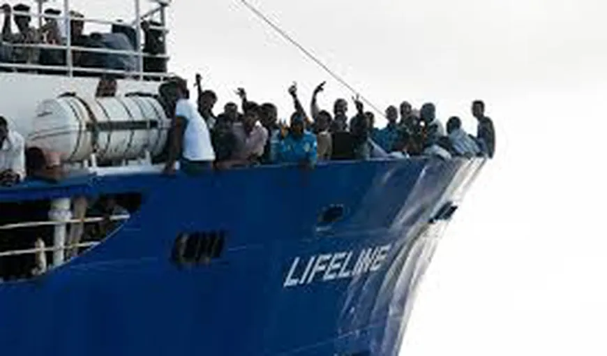 Căpitanul unui vas cu migranţi, amendat cu 10.000 de euro