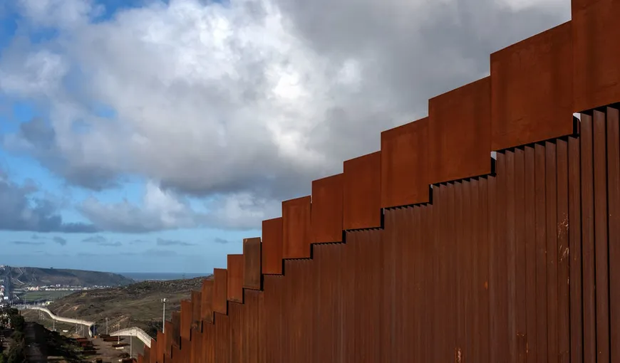 A fost aprobat transferul a 1,5 miliarde de dolari pentru construirea a 120 de kilometri de bariere la graniţa cu Mexicul